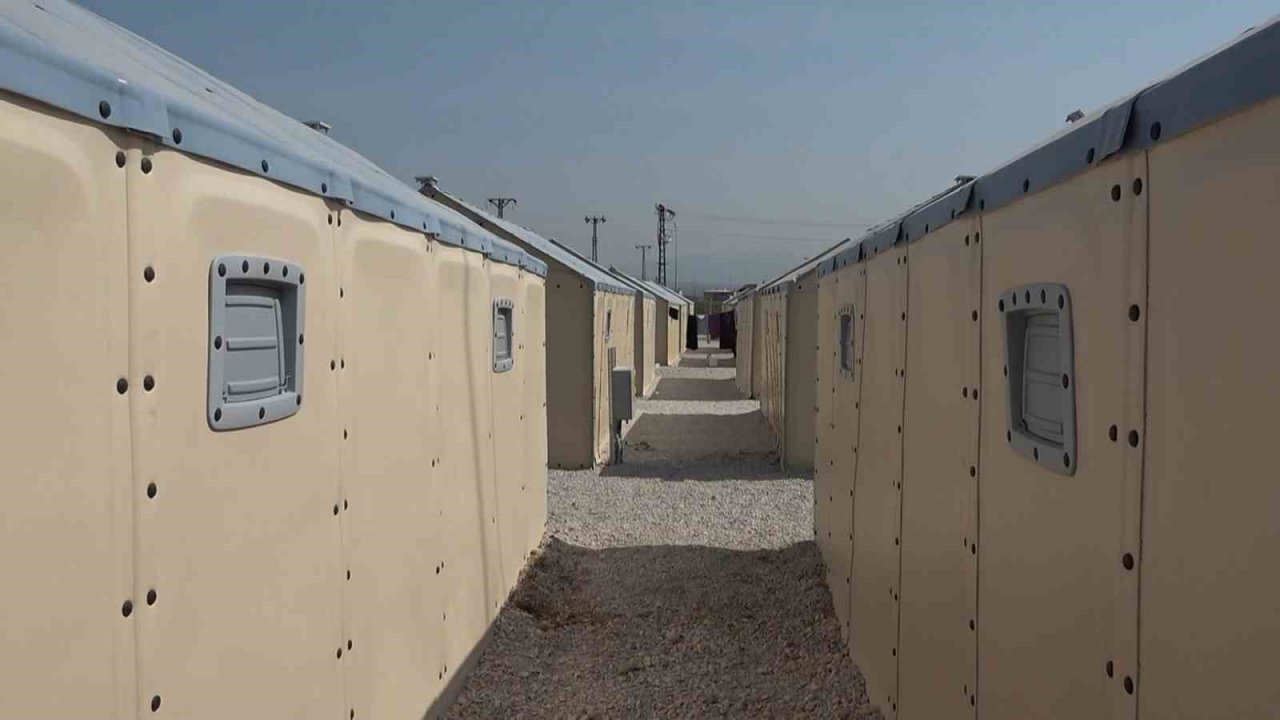 Depremzedeler için gönderilen İsveç yapımı çadırlar evleri aratmıyor