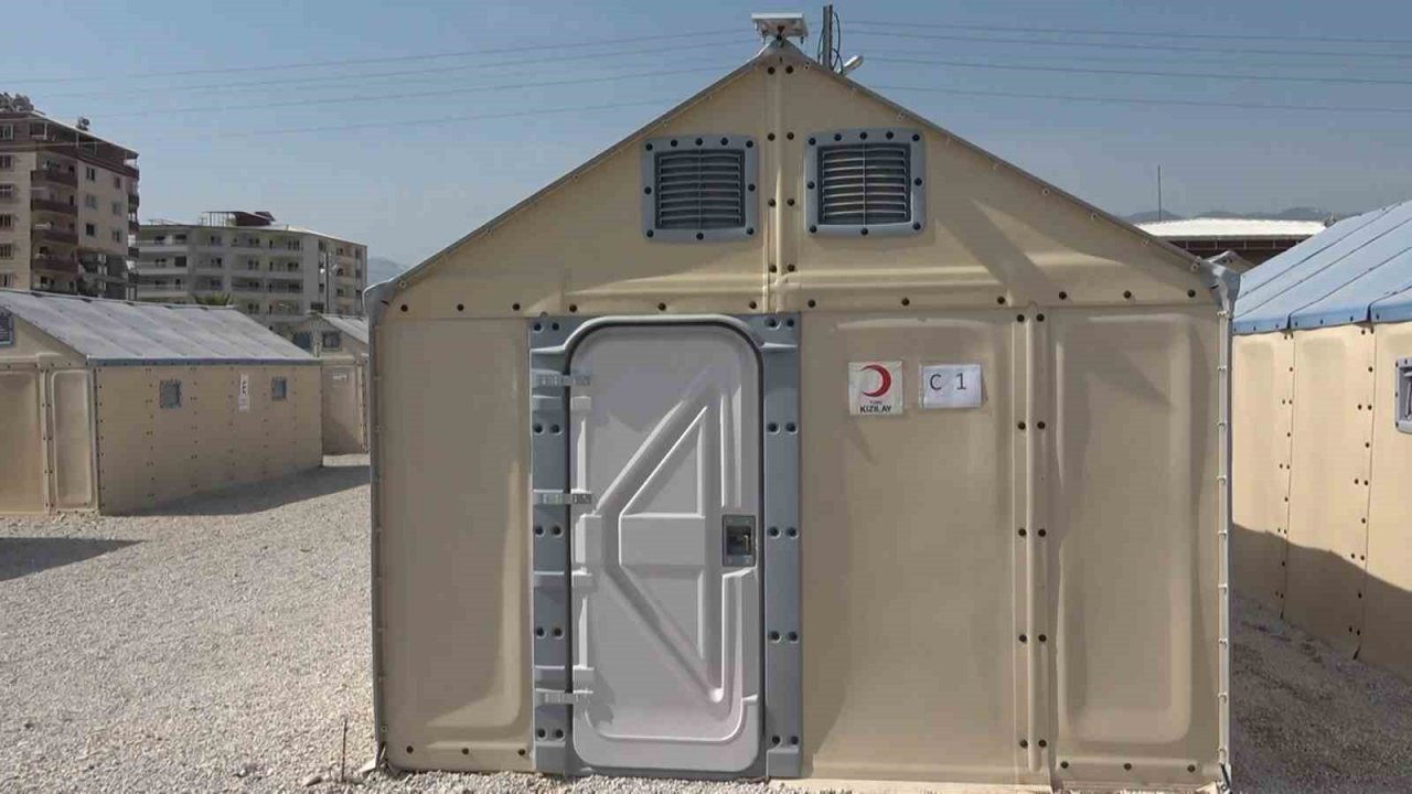 Depremzedeler için gönderilen İsveç yapımı çadırlar evleri aratmıyor