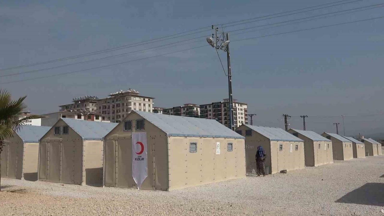 Depremzedeler için gönderilen İsveç yapımı çadırlar evleri aratmıyor