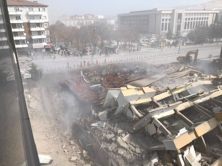 Niğde’de depremlerden hasar gören 37 yıllık bina yakıldı