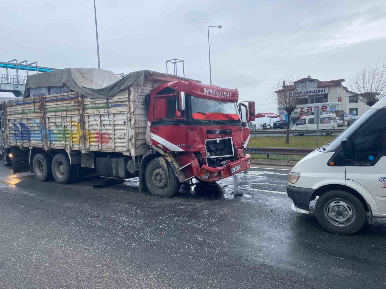 Kamyon tıra çarptı: 1 yaralı