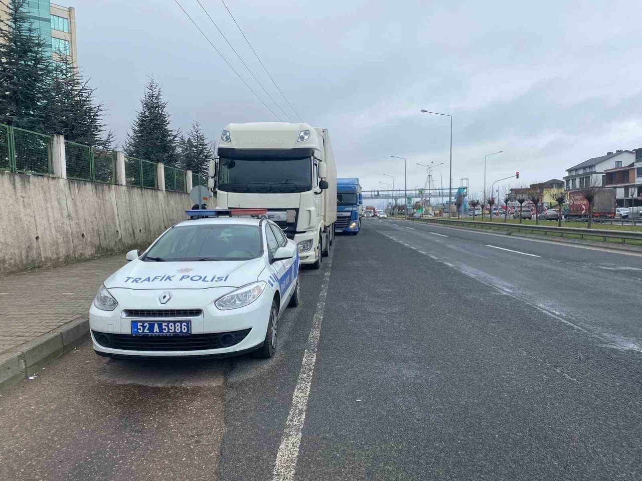 Kamyon tıra çarptı: 1 yaralı