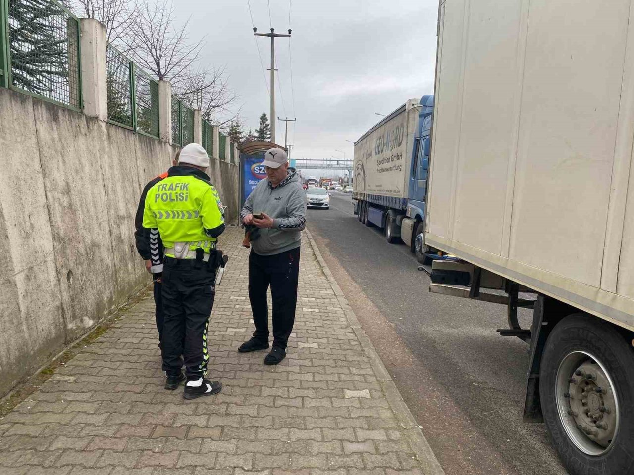 Kamyon tıra çarptı: 1 yaralı