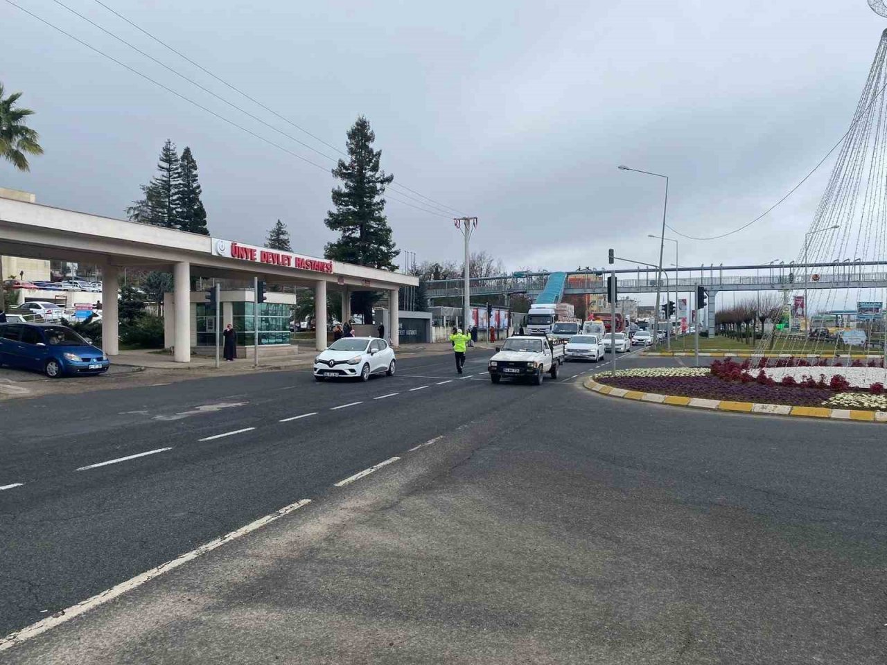 Kamyon tıra çarptı: 1 yaralı