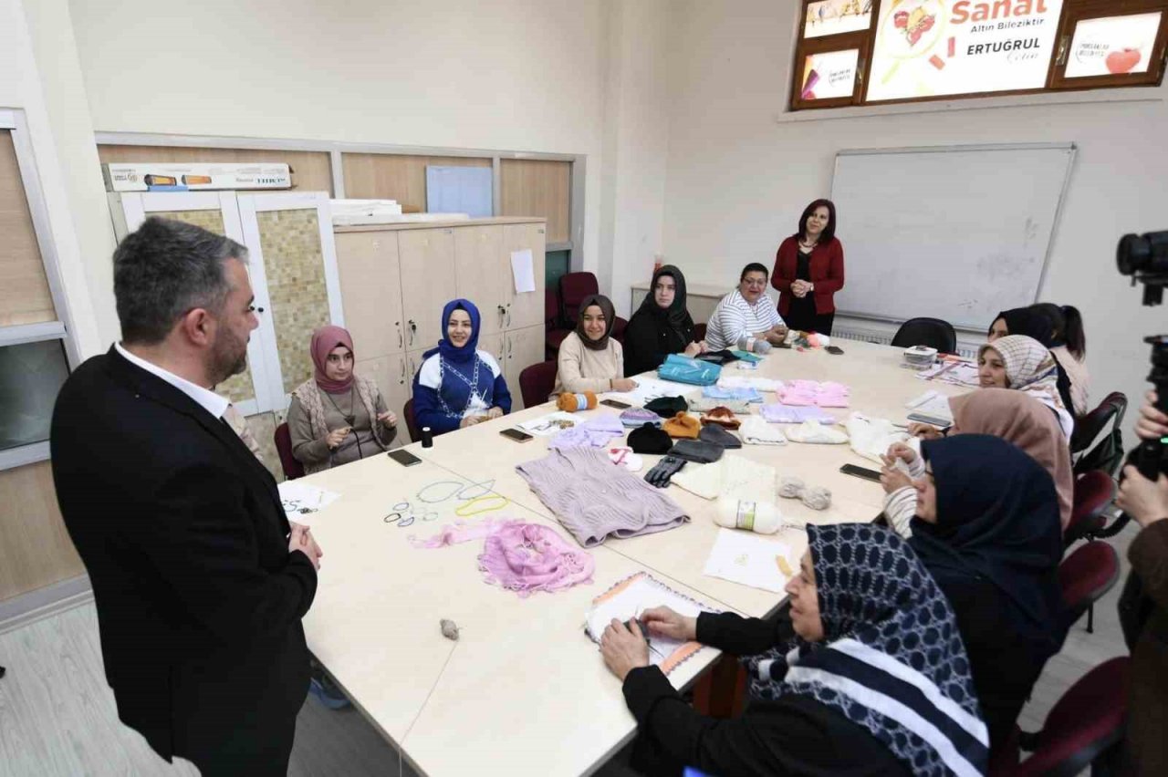 Pursaklar’da kadınlar depremzedeler için kıyafet örüyor