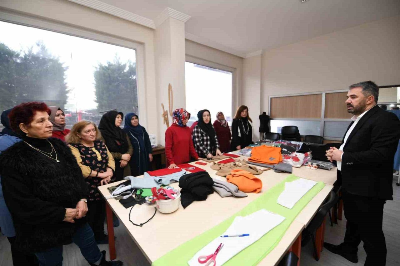 Pursaklar’da kadınlar depremzedeler için kıyafet örüyor