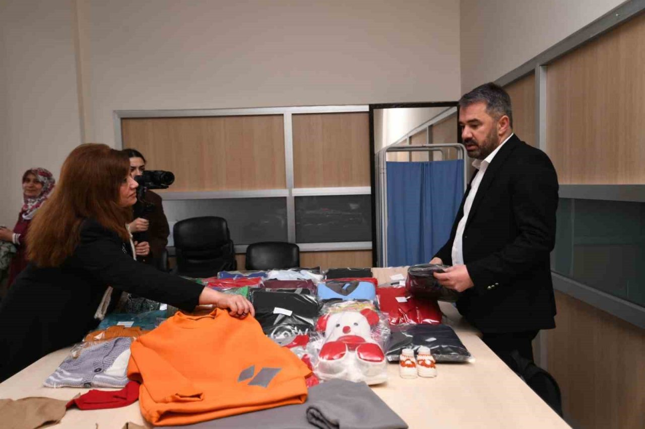 Pursaklar’da kadınlar depremzedeler için kıyafet örüyor