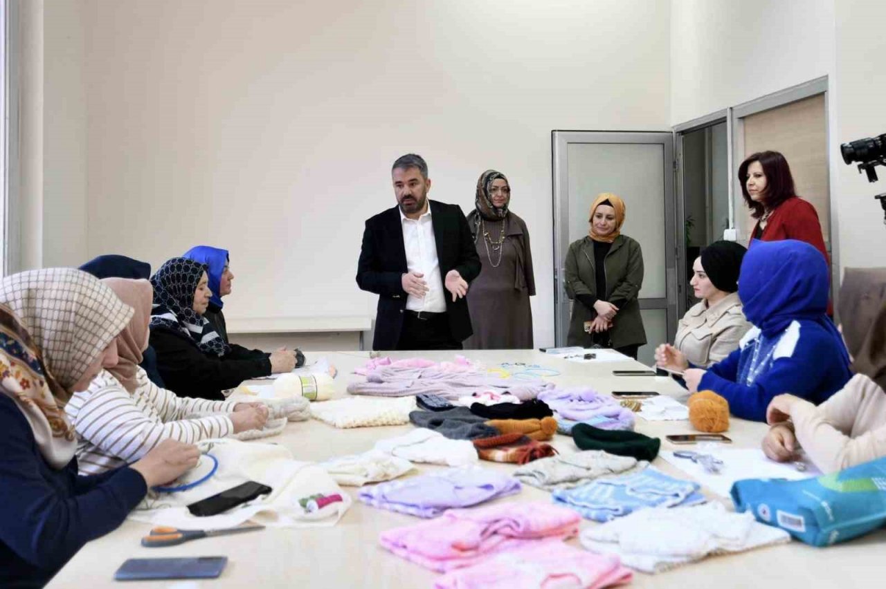 Pursaklar’da kadınlar depremzedeler için kıyafet örüyor