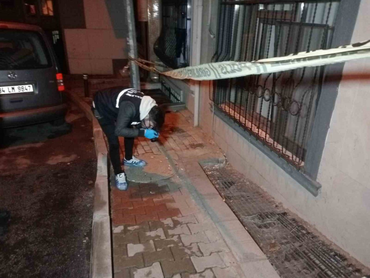 Şişli’de husumetli olduğu akrabasının evine pencereden ateş etti: 1 yaralı
