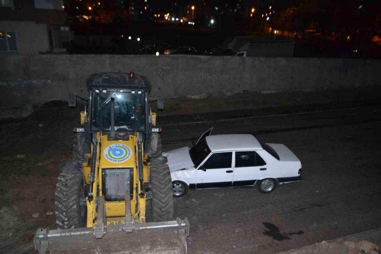 Epilepsi nöbeti geçiren sürücü kapalı yola düşerek iş makinesine çarptı