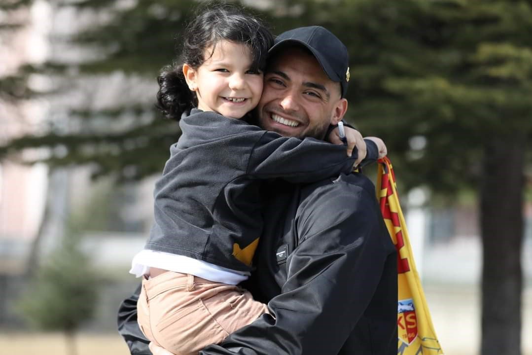 Kayserisporlu futbolculardan depremzede çocuklara ziyaret