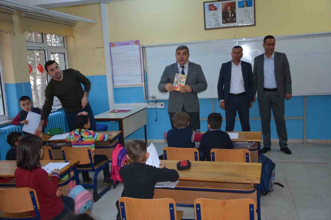 Kurduğu minik kantinde sattığı ürünleri depremzedelere bağışladı