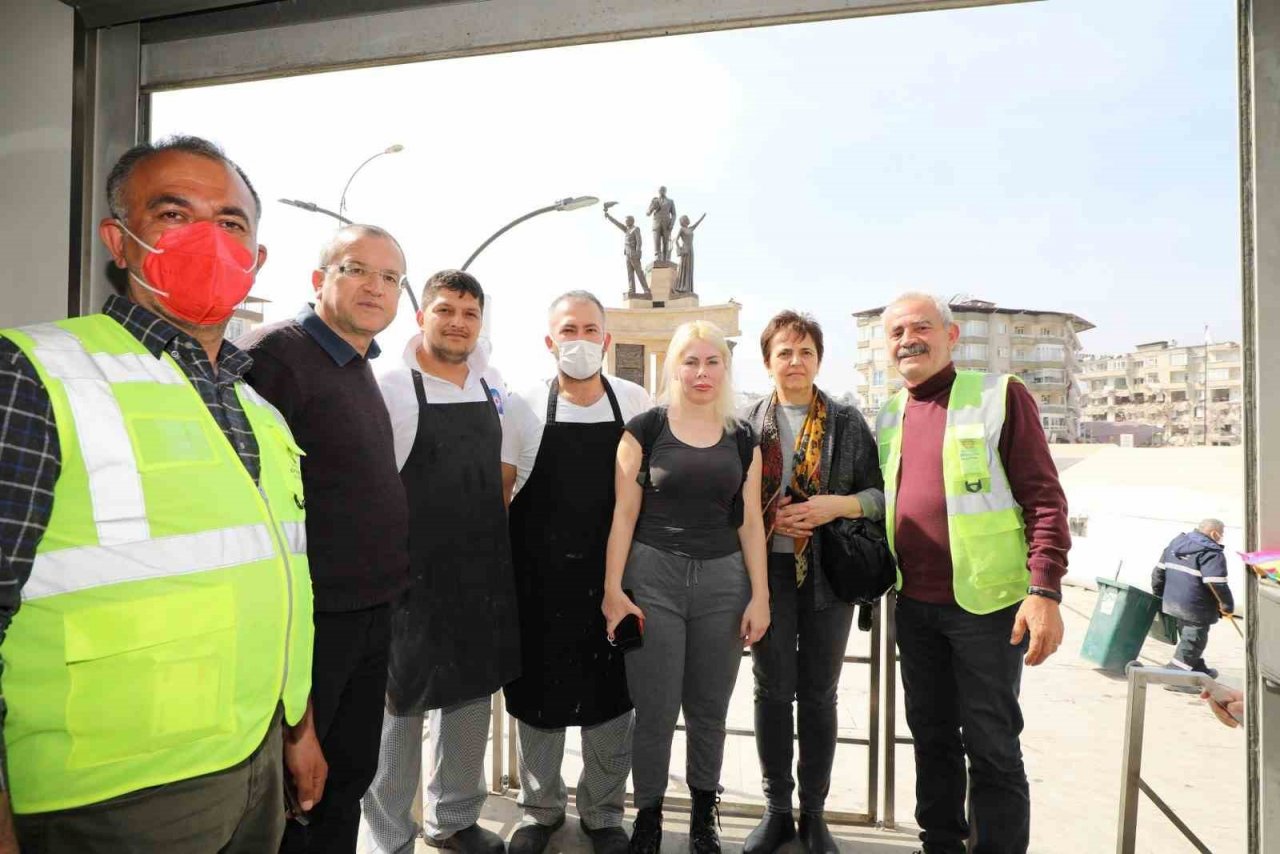 Rektör Özkan depremzede öğrencileri Hatay’da ziyaret etti