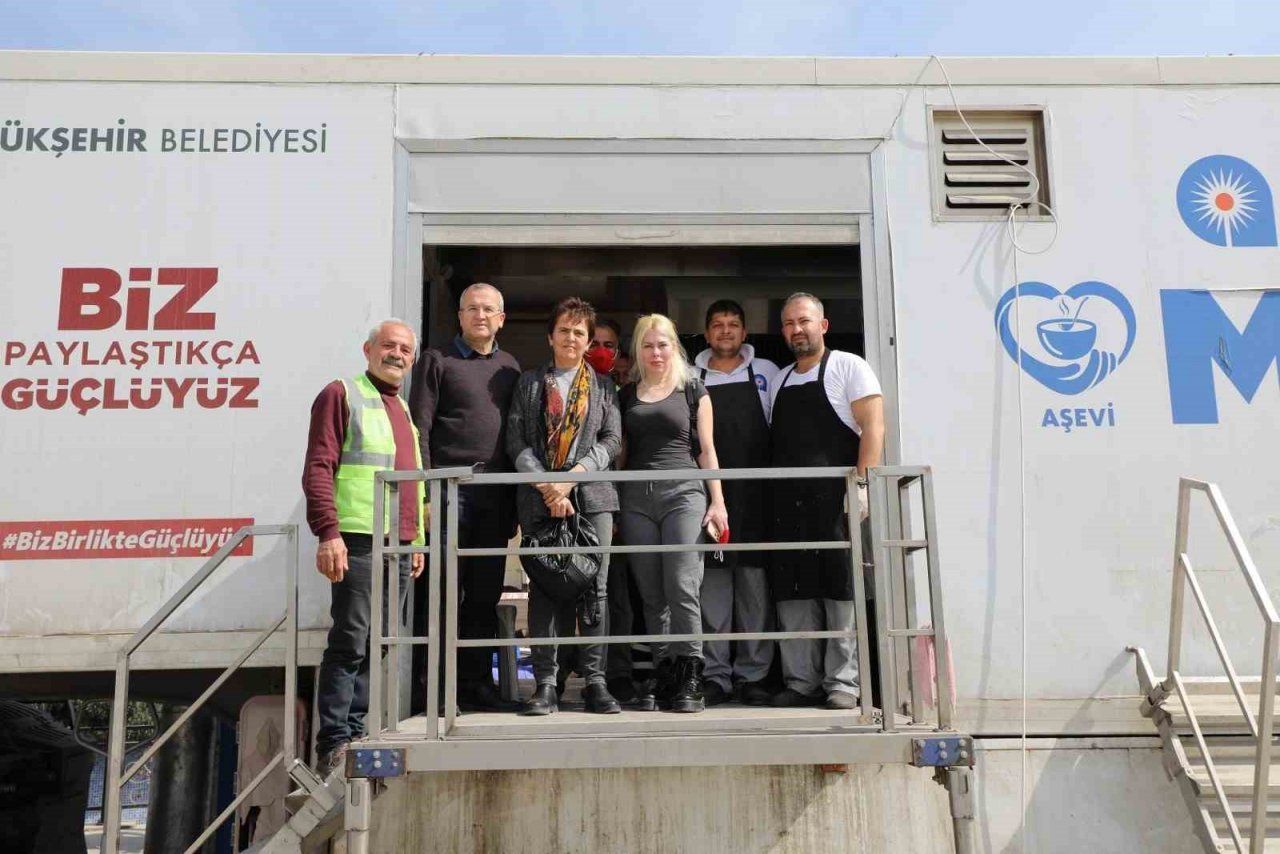 Rektör Özkan depremzede öğrencileri Hatay’da ziyaret etti