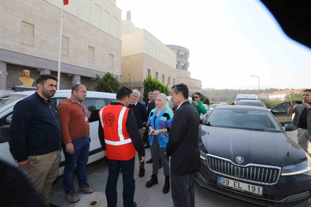 Rektör Özkan depremzede öğrencileri Hatay’da ziyaret etti