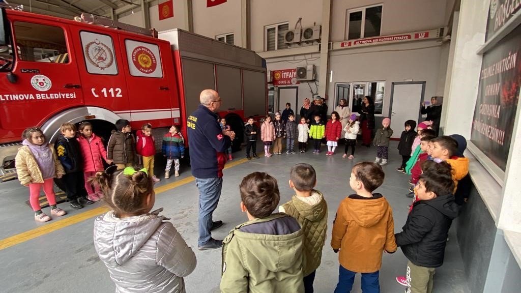 Minik itfaiyeciler eğlenerek öğreniyorlar