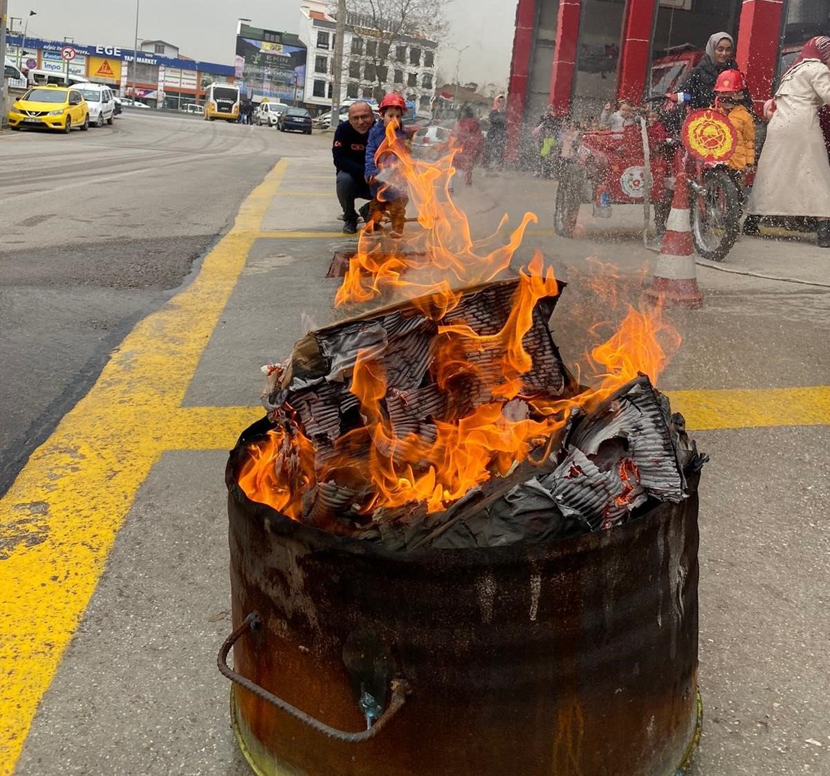 Minik itfaiyeciler eğlenerek öğreniyorlar