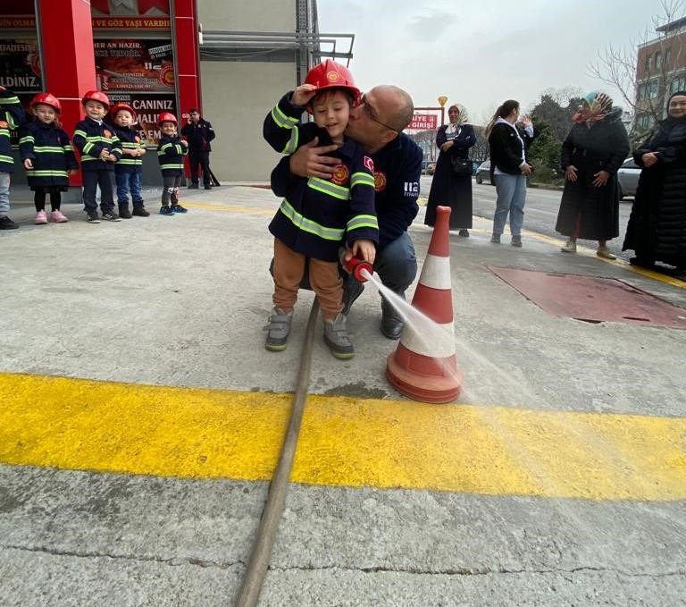 Minik itfaiyeciler eğlenerek öğreniyorlar