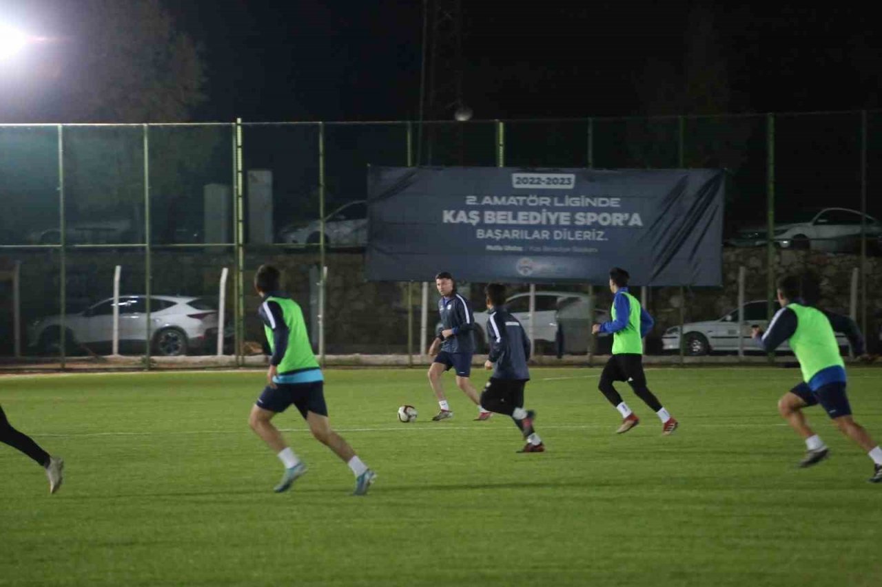 Kaş Belediye Spor futbol takımı sezonu dualarla açtı