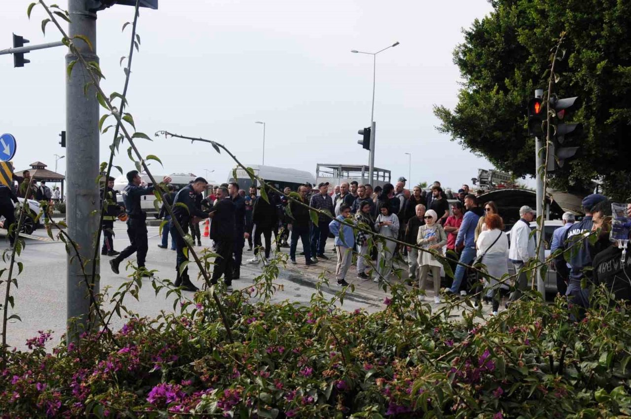 Alanya’da depremzedeleri ölüme götüren kaza güvenlik kamerasına yansıdı