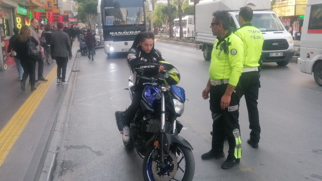 Kaskı kafası yerine koluna taktı, ilk kez ceza yiyince polislerle fotoğraf çektirmek istedi