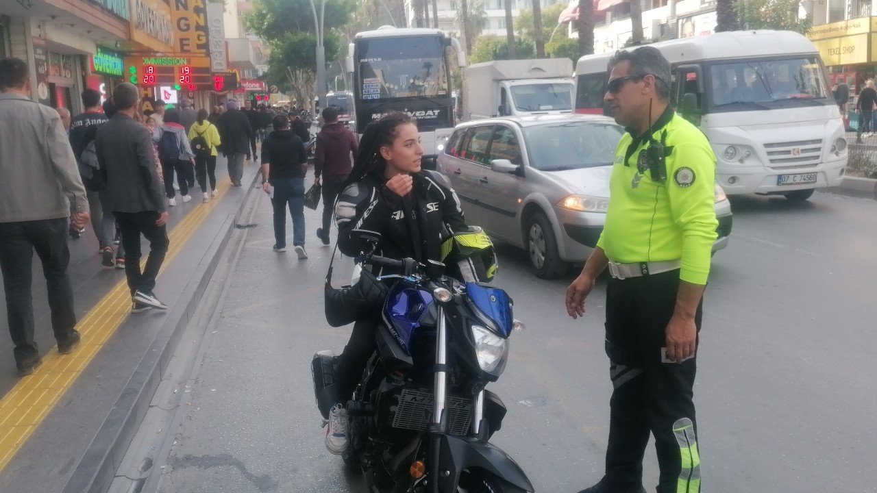 Kaskı kafası yerine koluna taktı, ilk kez ceza yiyince polislerle fotoğraf çektirmek istedi