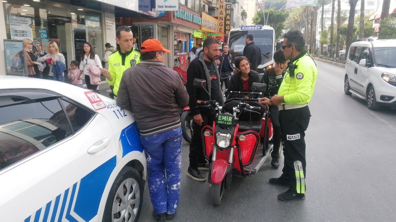 Kaskı kafası yerine koluna taktı, ilk kez ceza yiyince polislerle fotoğraf çektirmek istedi
