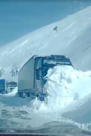 Ardahan’ın yüksek kesimlerinde kar yağışı: Tırlar yolda mahsur kaldı