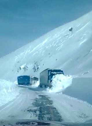 Ardahan’ın yüksek kesimlerinde kar yağışı: Tırlar yolda mahsur kaldı