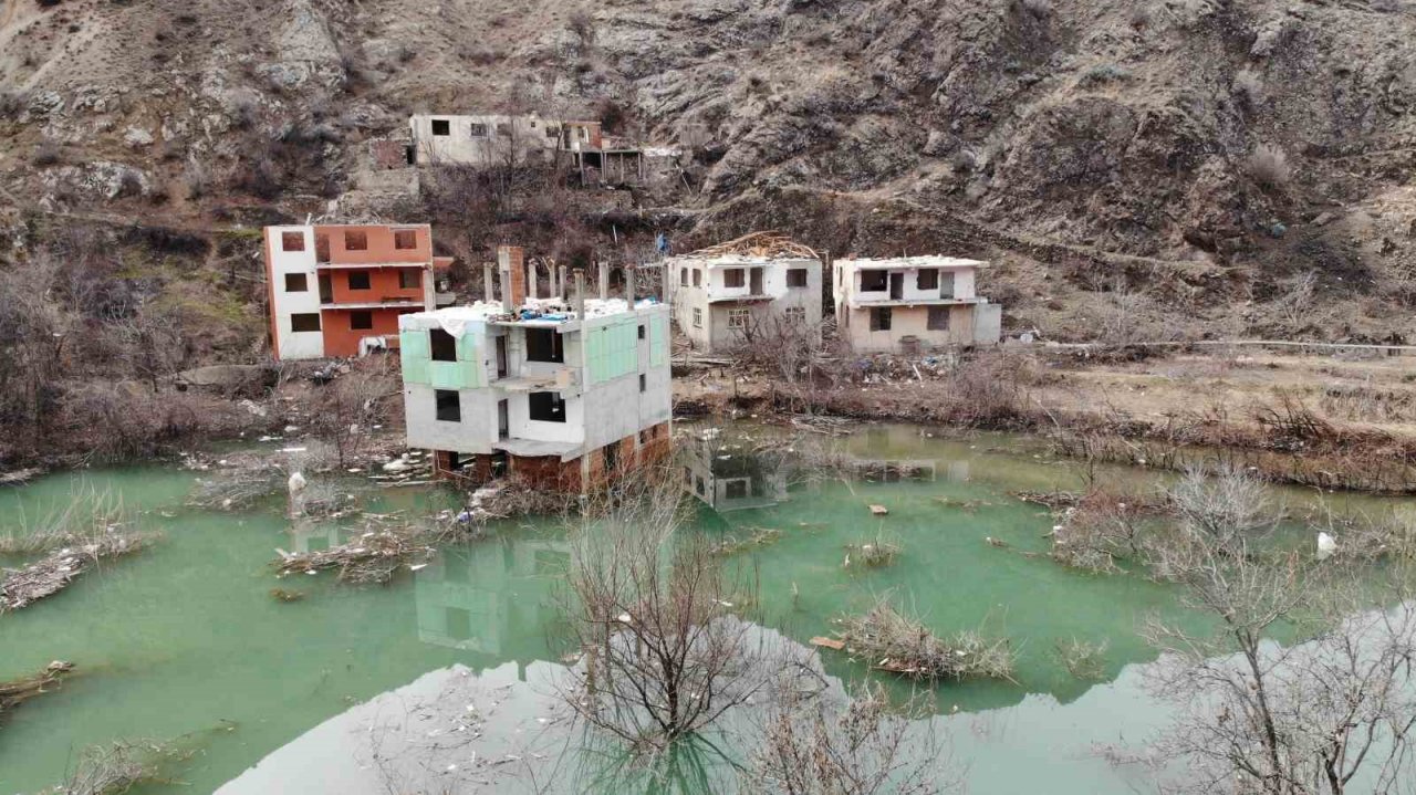 Kuraklık nedeniyle barajlar boşalırken, Yusufeli Barajı doluyor