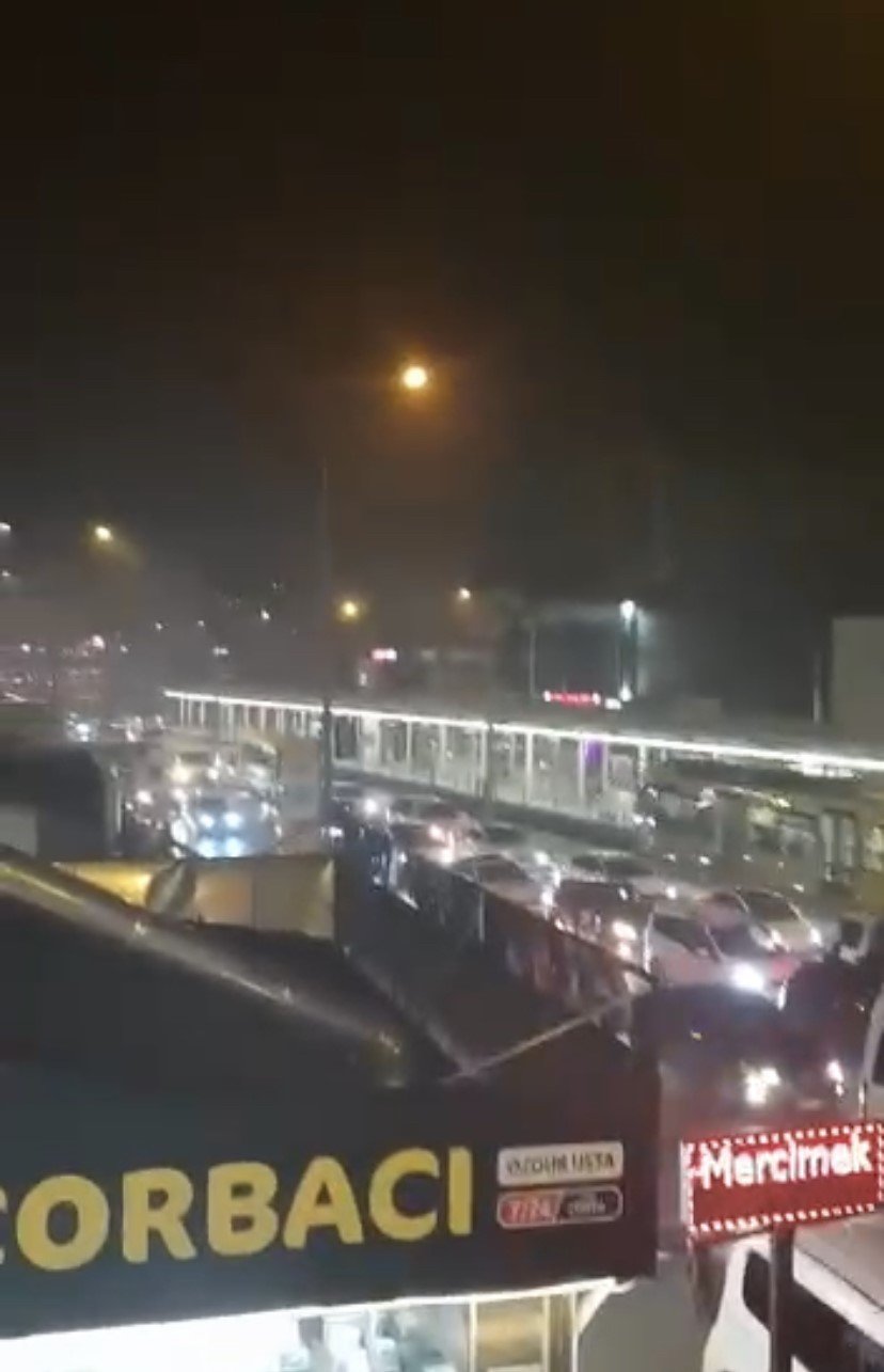 Asker konvoyu yapan gençler trafiği durma noktasına getirdi