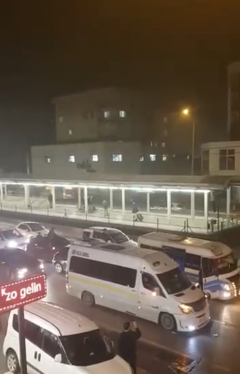 Asker konvoyu yapan gençler trafiği durma noktasına getirdi