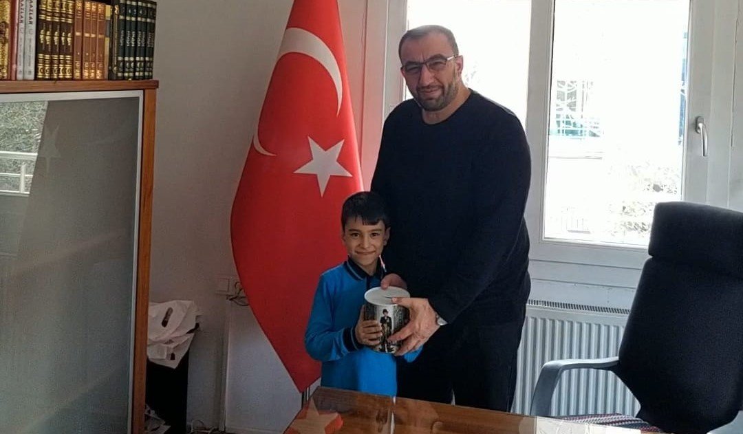 İlkokul öğrencisi kumbarasındaki parayı depremzedeler için bağışladı