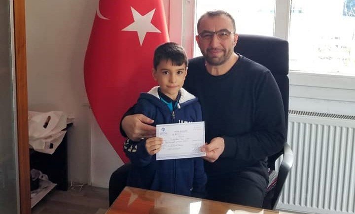 İlkokul öğrencisi kumbarasındaki parayı depremzedeler için bağışladı