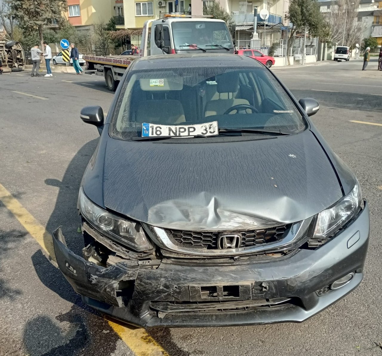 Devrilen araçtan burnu bile kanamadan çıktı