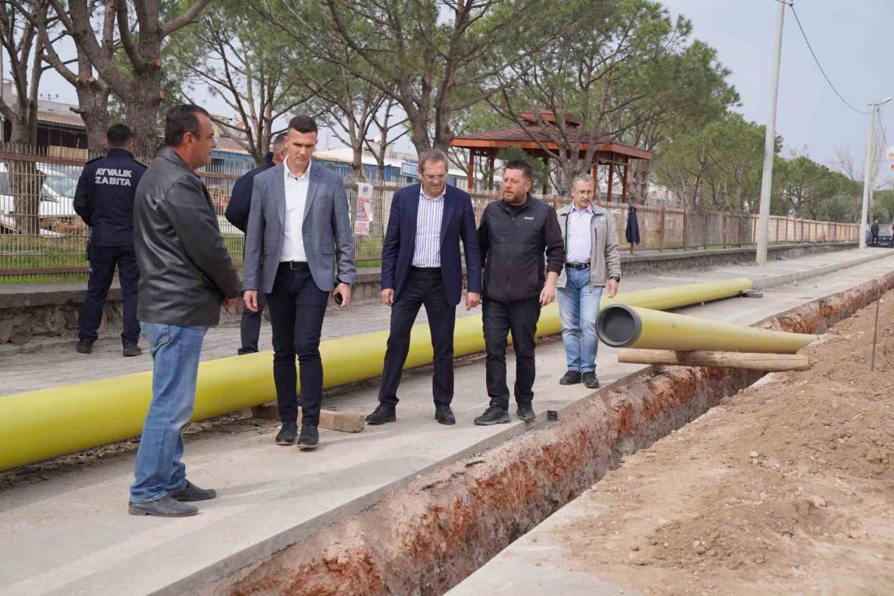 Ayvalık’ta Başkan Ergin doğalgaz çalışmalarını inceledi