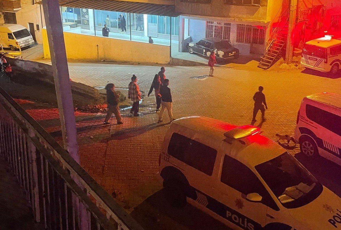 Edremit’te polisin genel asayiş uygulamasında aranan 5 kişi yakalandı