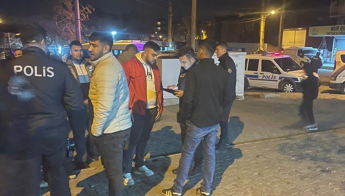 Edremit’te polisin genel asayiş uygulamasında aranan 5 kişi yakalandı