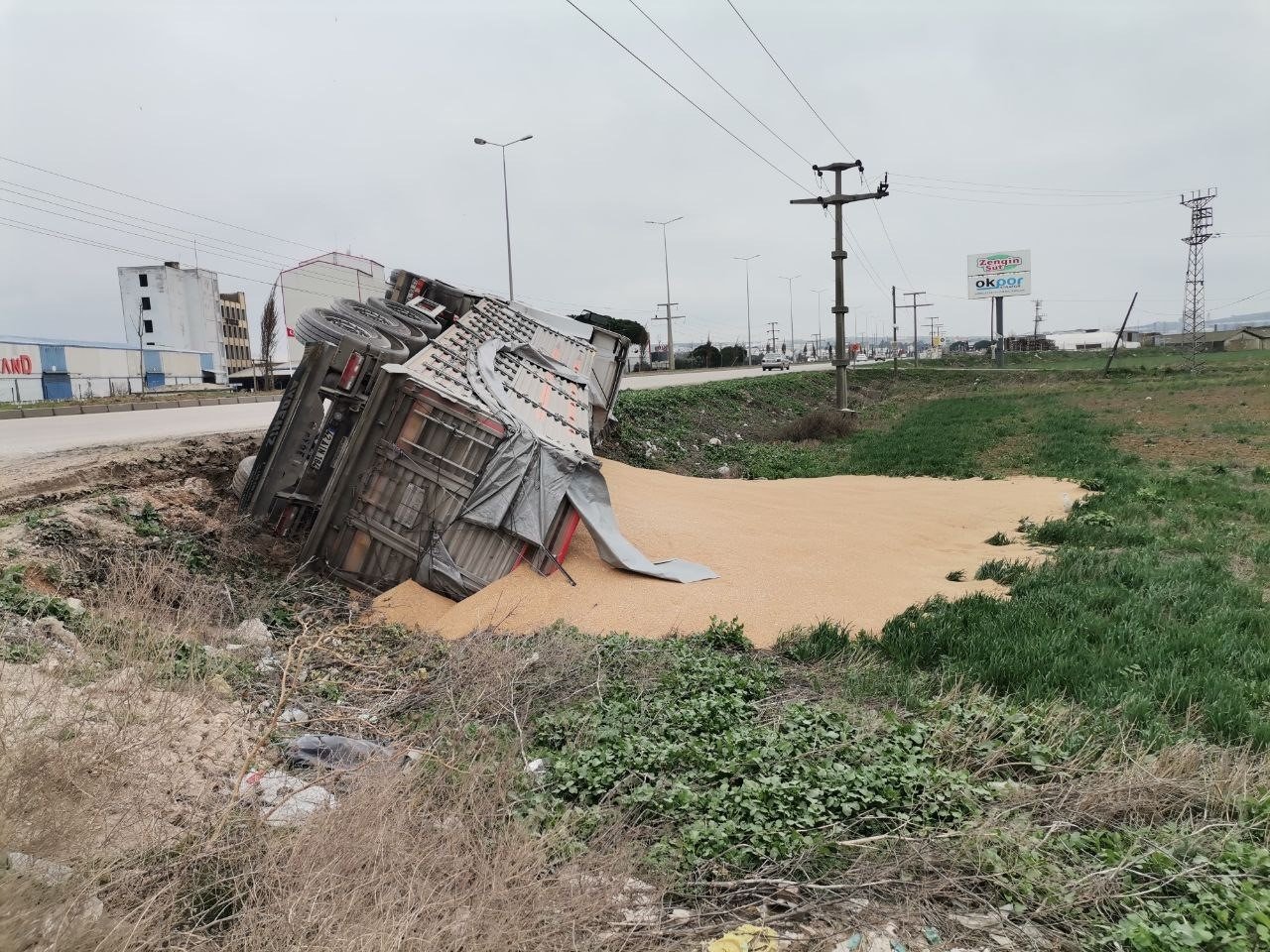 Bandırma’da buğday yüklü tır devrildi