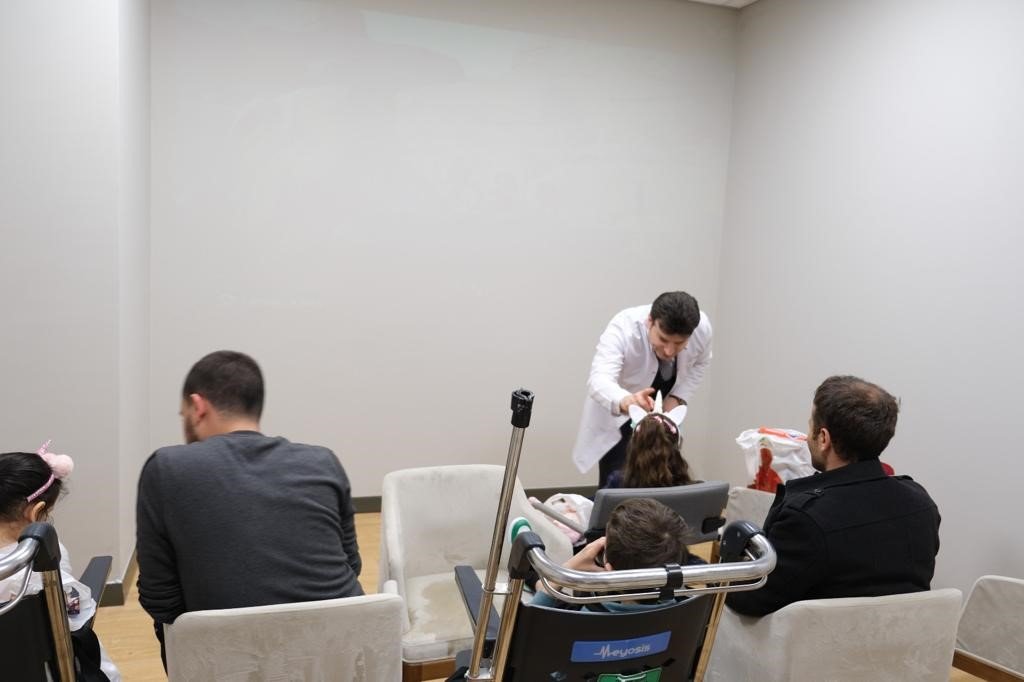 Tedavileri süren depremzede çocuklar için hastanede sinema etkinliği