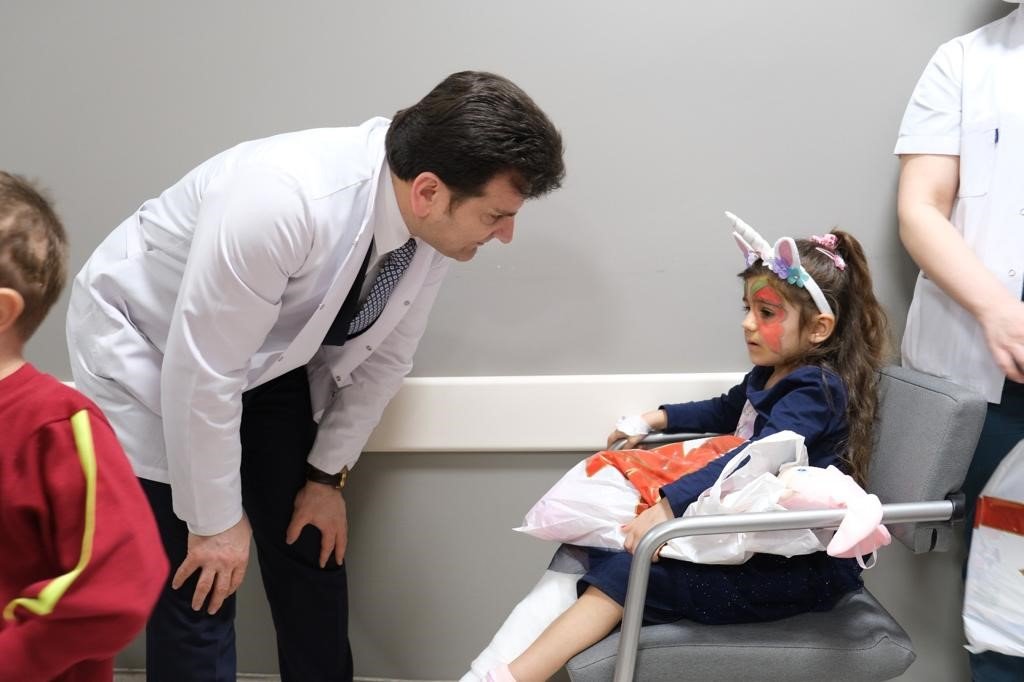 Tedavileri süren depremzede çocuklar için hastanede sinema etkinliği