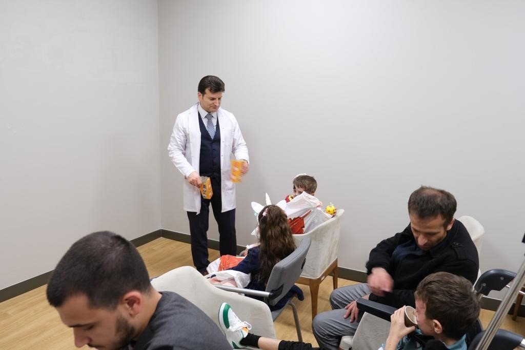 Tedavileri süren depremzede çocuklar için hastanede sinema etkinliği