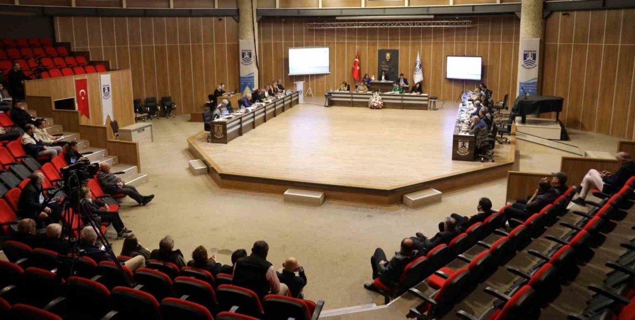 Bodrum’da Belediye Meclisi saygı duruşu ile başladı