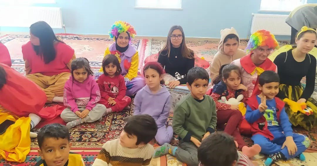 Burdurlu lise öğrencileri depremzede çocuklar için yüz boyama etkinliği düzenledi