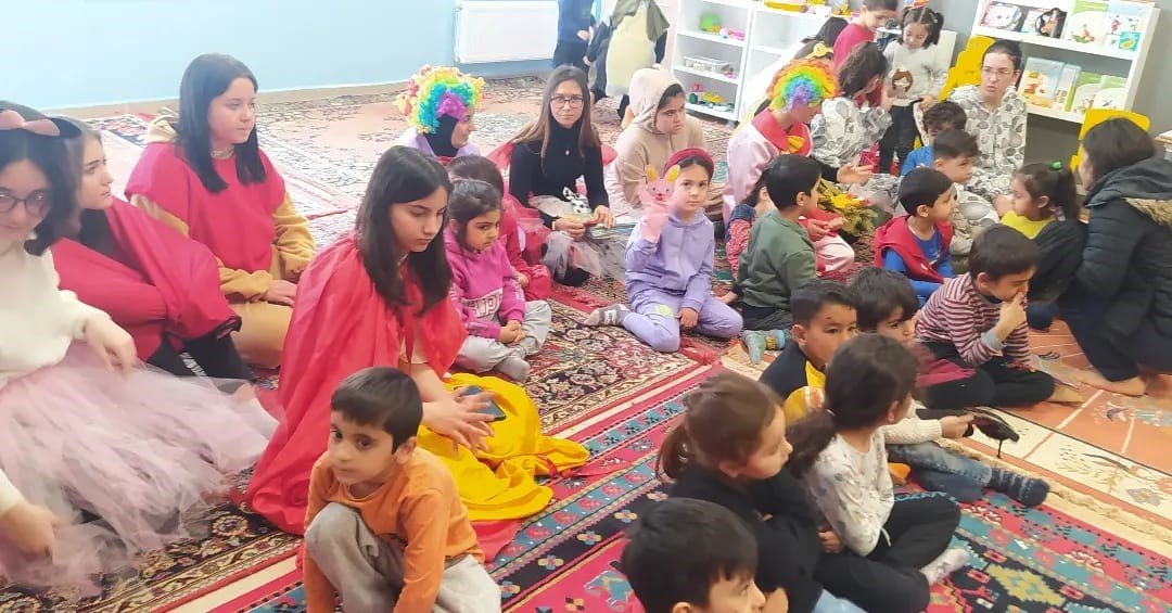 Burdurlu lise öğrencileri depremzede çocuklar için yüz boyama etkinliği düzenledi