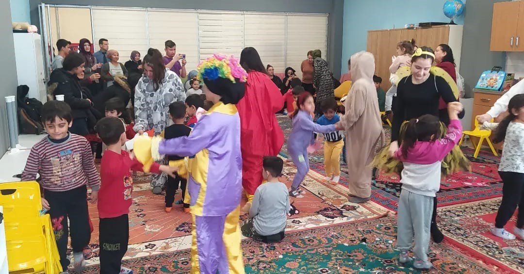 Burdurlu lise öğrencileri depremzede çocuklar için yüz boyama etkinliği düzenledi