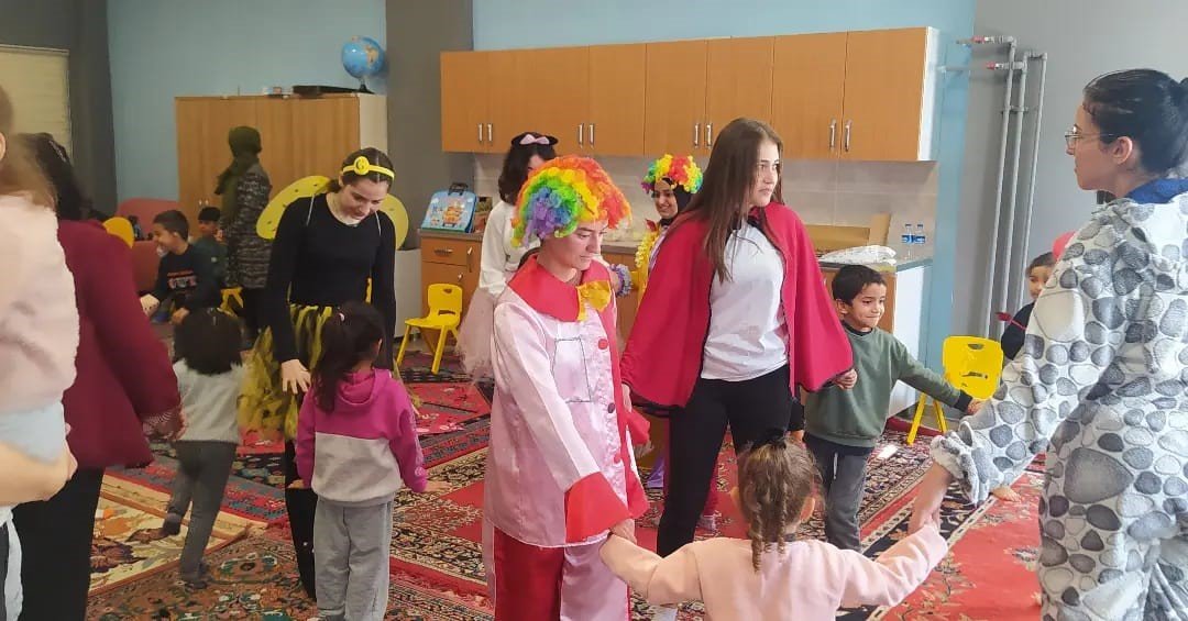 Burdurlu lise öğrencileri depremzede çocuklar için yüz boyama etkinliği düzenledi