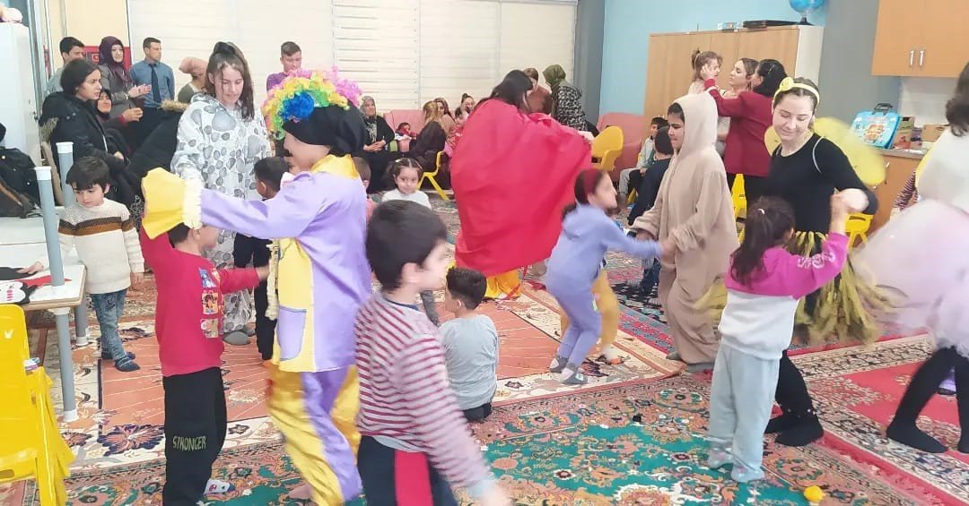 Burdurlu lise öğrencileri depremzede çocuklar için yüz boyama etkinliği düzenledi