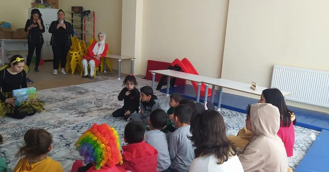 Burdurlu lise öğrencileri depremzede çocuklar için yüz boyama etkinliği düzenledi