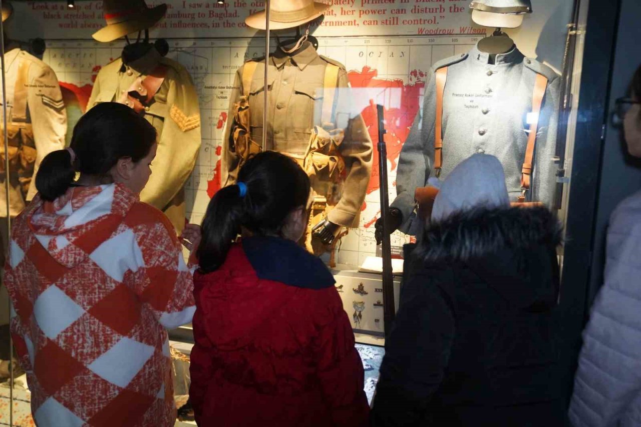 Çanakkale Savaşları Mobil Müzesi’ni ziyaret eden öğrenciler duygu dolu anlar yaşadı